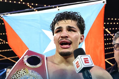 Xander Zayas hace historia: gana por decisión unánime y se convierte en el campeón mundial más joven