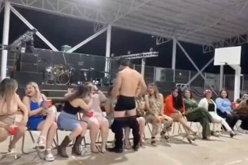 Colegio Católico celebró el Día de la Madre con un stripper y desata las críticas