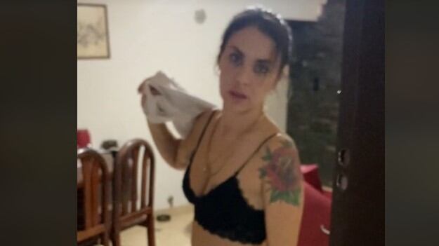 La mujer no aguantó el llanto al ver el tatuaje de su hijo