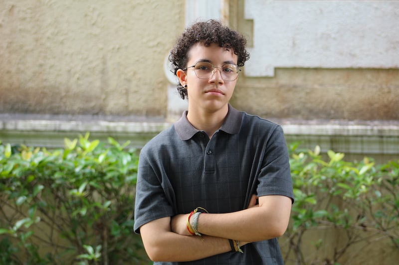 Gabriel Andrés Negrón, estudiante de Música en la UPR, señaló que la falta de reconocimiento a las personas trans en los espacios académicos puede desmotivarlas a permanecer en la Universidad y limitar su movilidad social.