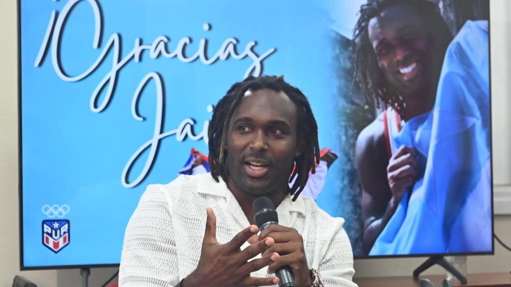 El luchador olímpico Jaime Espinal en conferencia de prensa en el COPUR.