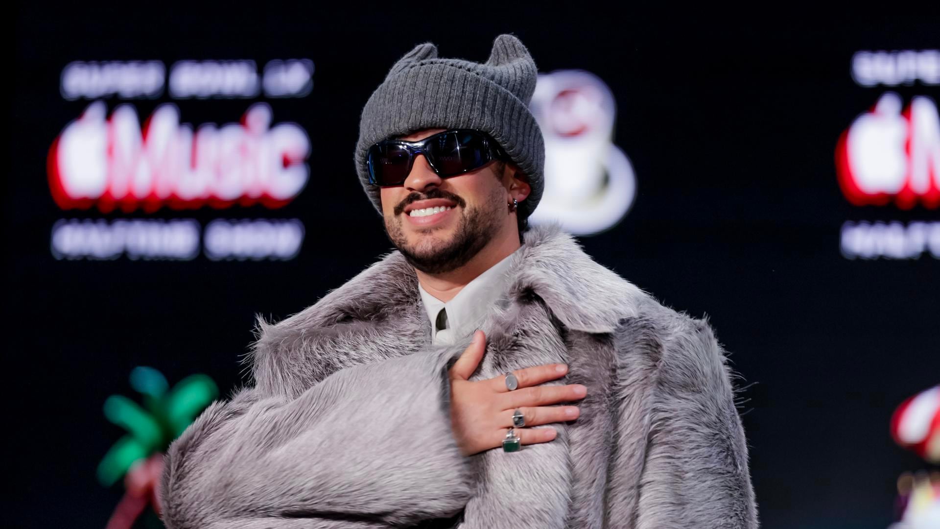 Bad Bunny hace un gesto durante la conferencia de prensa previa al Super Bowl LX y el espectáculo de medio tiempo de Apple Music en el Centro de Convenciones Moscone en San Francisco, California, EE. UU., el 5 de febrero de 2026. EFE/EPA/Chris Torres