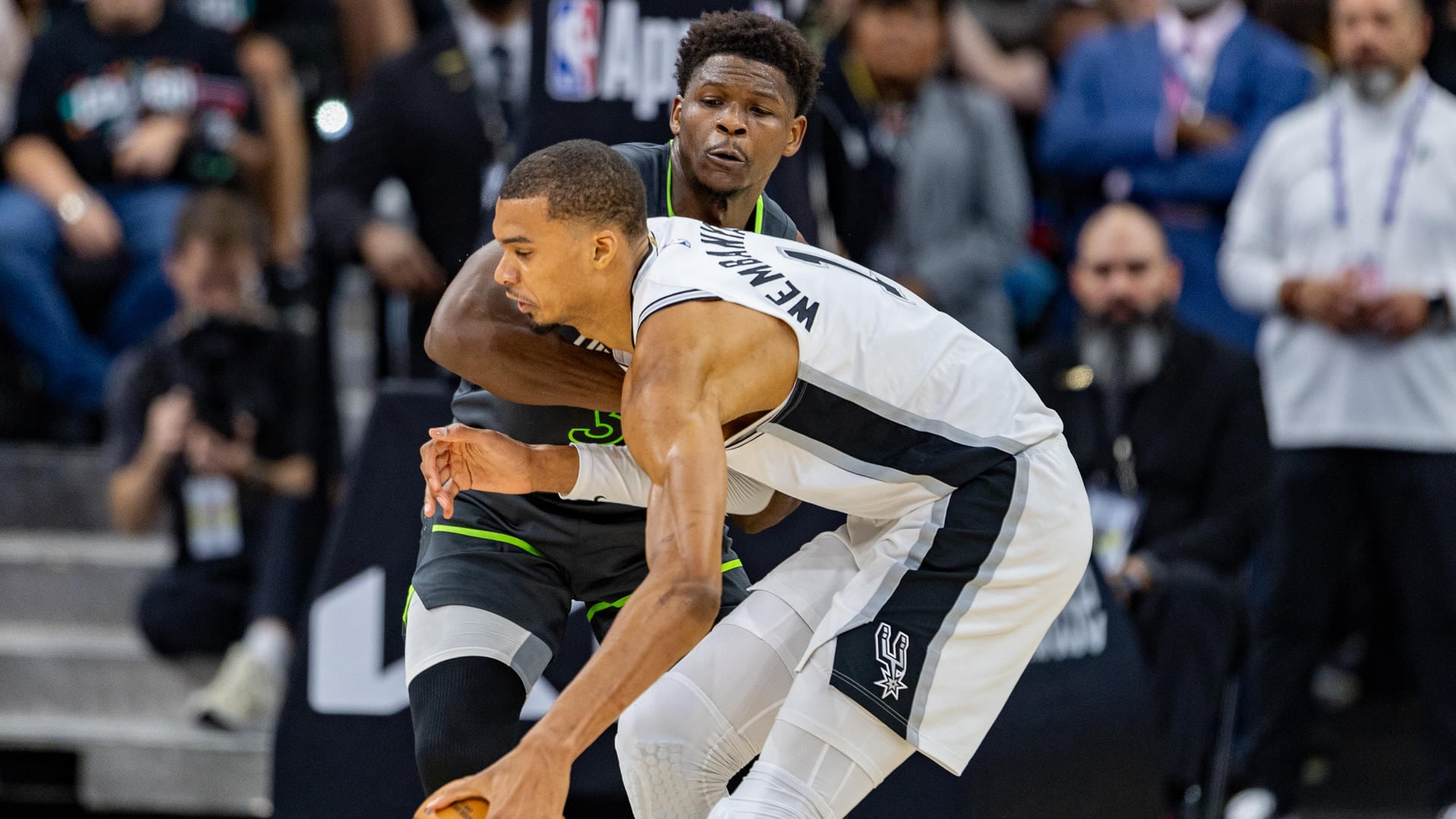 Victor Wembanyama, de San Antoni,o disputa el balón con Anthony Edwards, de los Timberwolves, en el AT&T Center en San Antonio (Estados Unidos). EFE/Carlos Ramírez