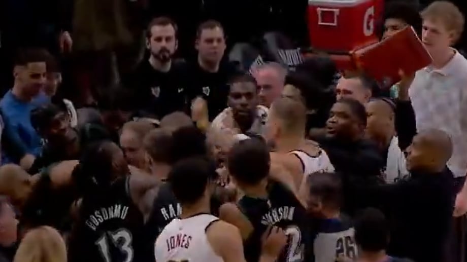 El partido de la NBA terminó con una pelea entre jugadores.
