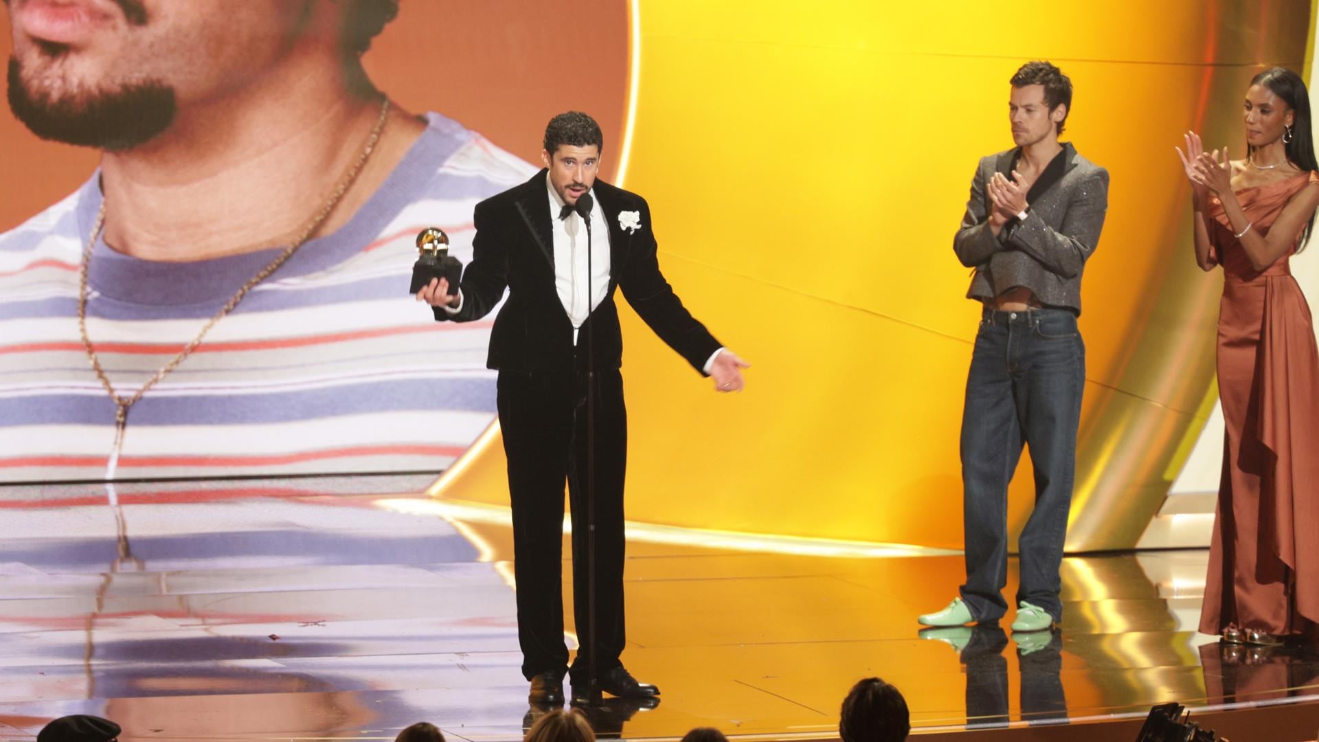 El rapero puertorriqueño Bad Bunny (C) acepta el premio al Álbum del Año en el escenario durante la 68ª ceremonia anual de los Premios Grammy en el Crypto.com Arena de Los Ángeles, California, EE.UU., el 1 de febrero de 2026. EFE/EPA/CHRIS TORRES