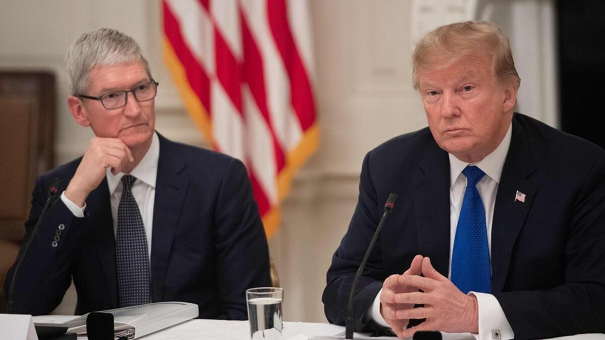 Tim Cook, CEO de Apple y Donald Trump, presidente de los Estados Unidos