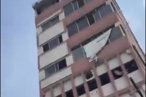 ¡Botó la casa por la ventana! Mujer tiró hasta el televisor desde su apartamento