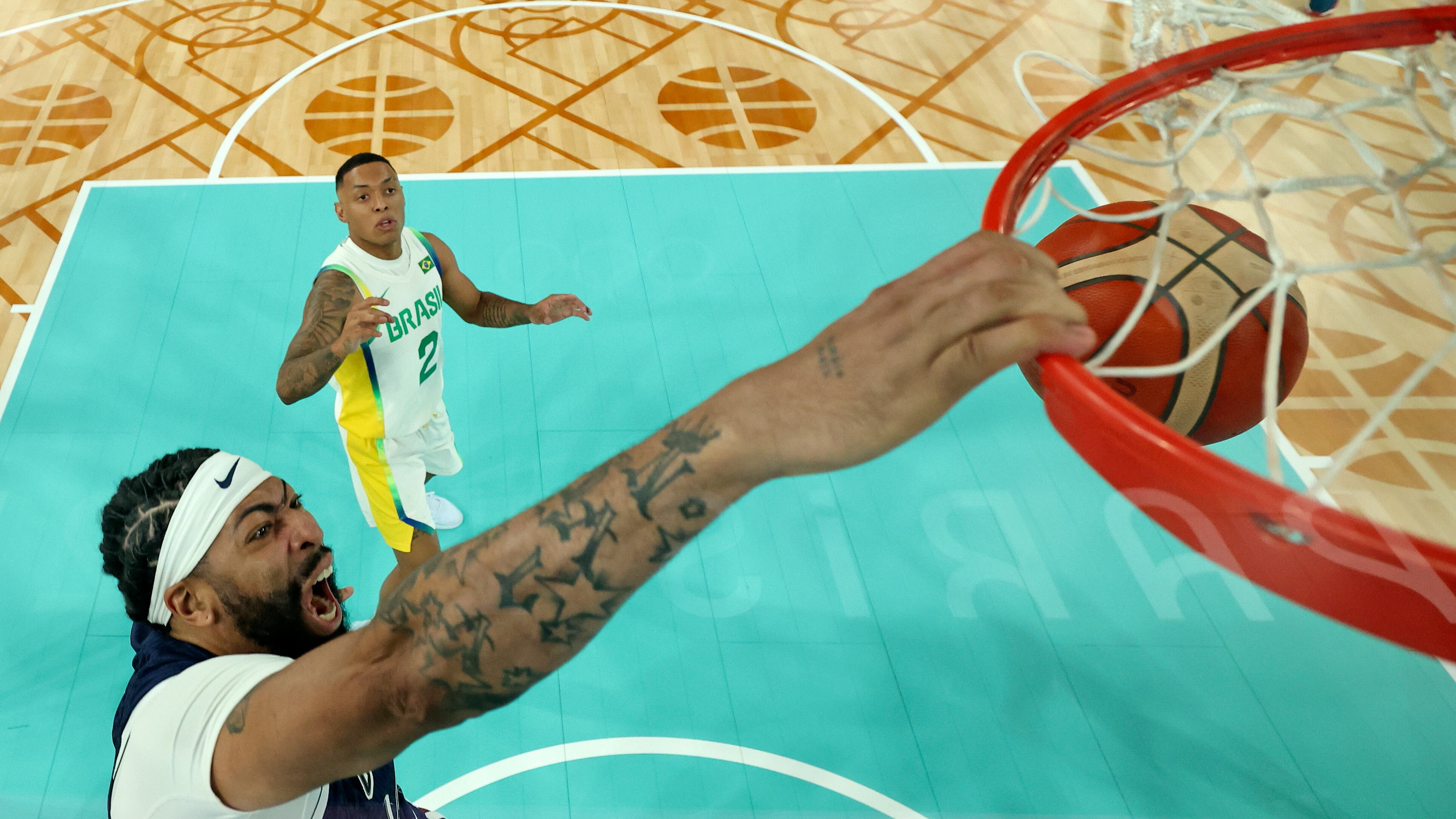 El estadounidense Anthony Davis encesta durante un encuentro de cuartos de final del basquetbol olímpico ante Brasil, el martes 6 de agosto de 2024, en París (Jamie Squire/Pool Photo via AP)