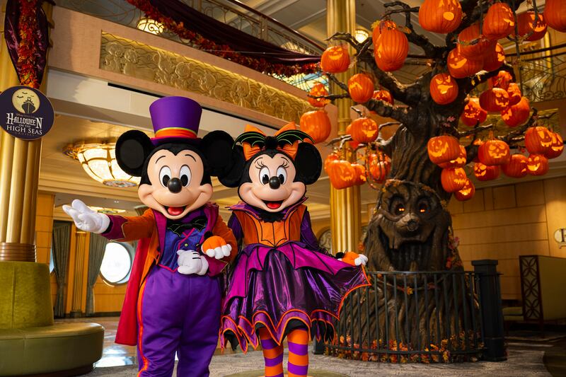 El evento incluye decoraciones temáticas, como árboles de calabaza, fiestas de disfraces y trick-or-treating para todas las edades