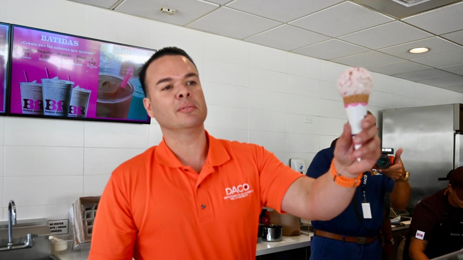 El secretario del DACO sirviendo mantecados.