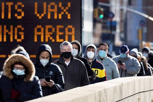 ¿Por qué los vacunados en EEUU deben usar mascarillas de nuevo?