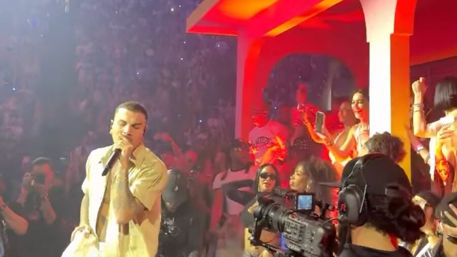 Rauw Alejandro en la residencia de Bad Bunny.