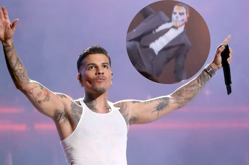 Video: Rauw Alejandro sufre impactante caída en el escenario y se levanta de forma espectacular