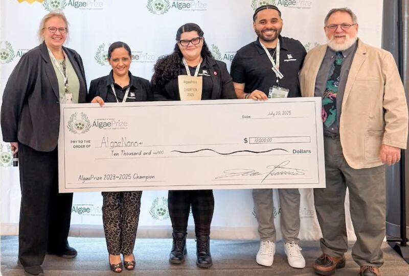 Representantes del equipo reciben el premio.