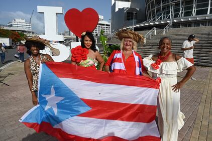 Personas de todas partes llegaron hasta el Coliseo de Puerto Rico, José Miguel Agrelot.