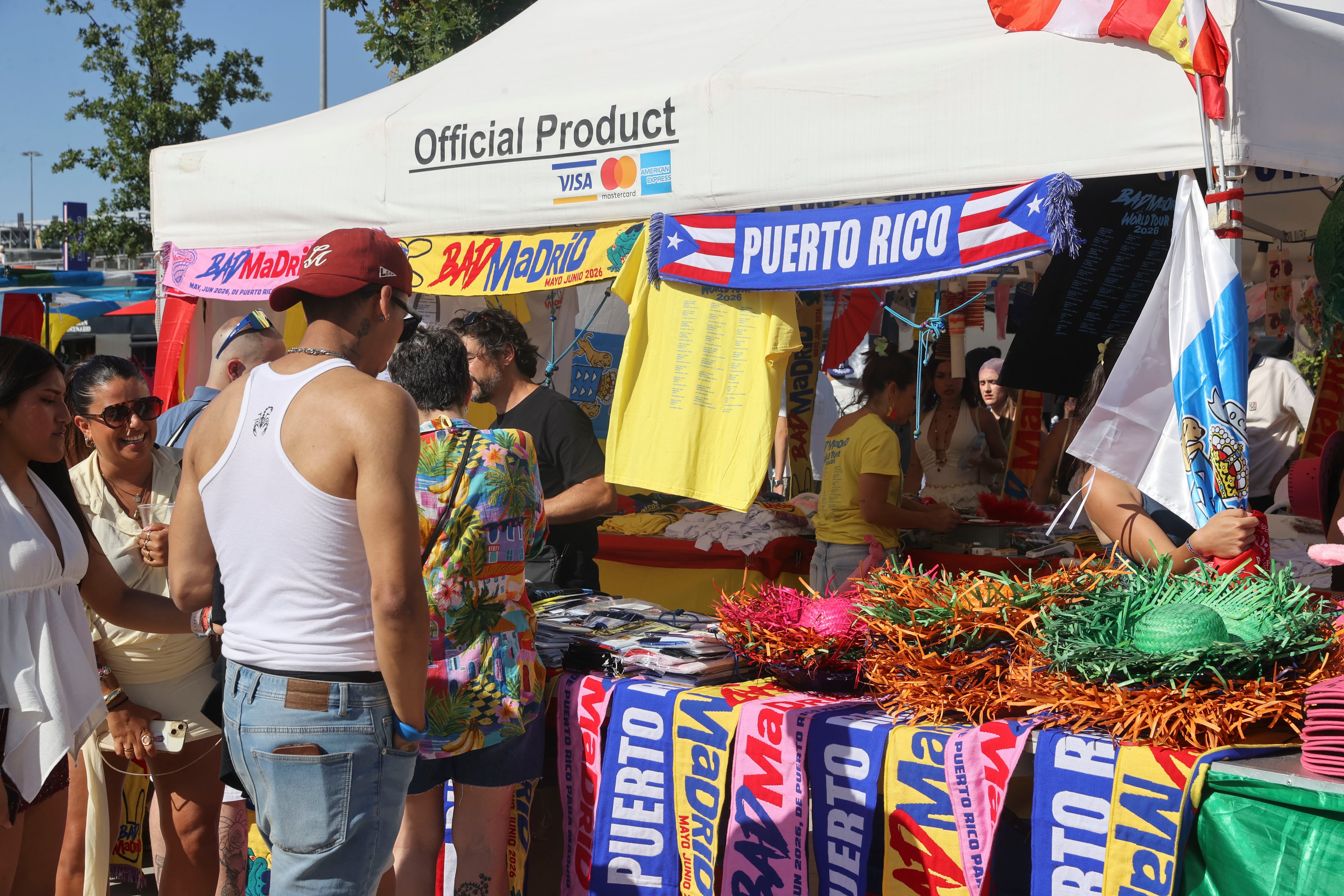 Boricuas y todos los latinos van con banderas de Puerto Rico a conciertos de Bad Bunny en Madrid