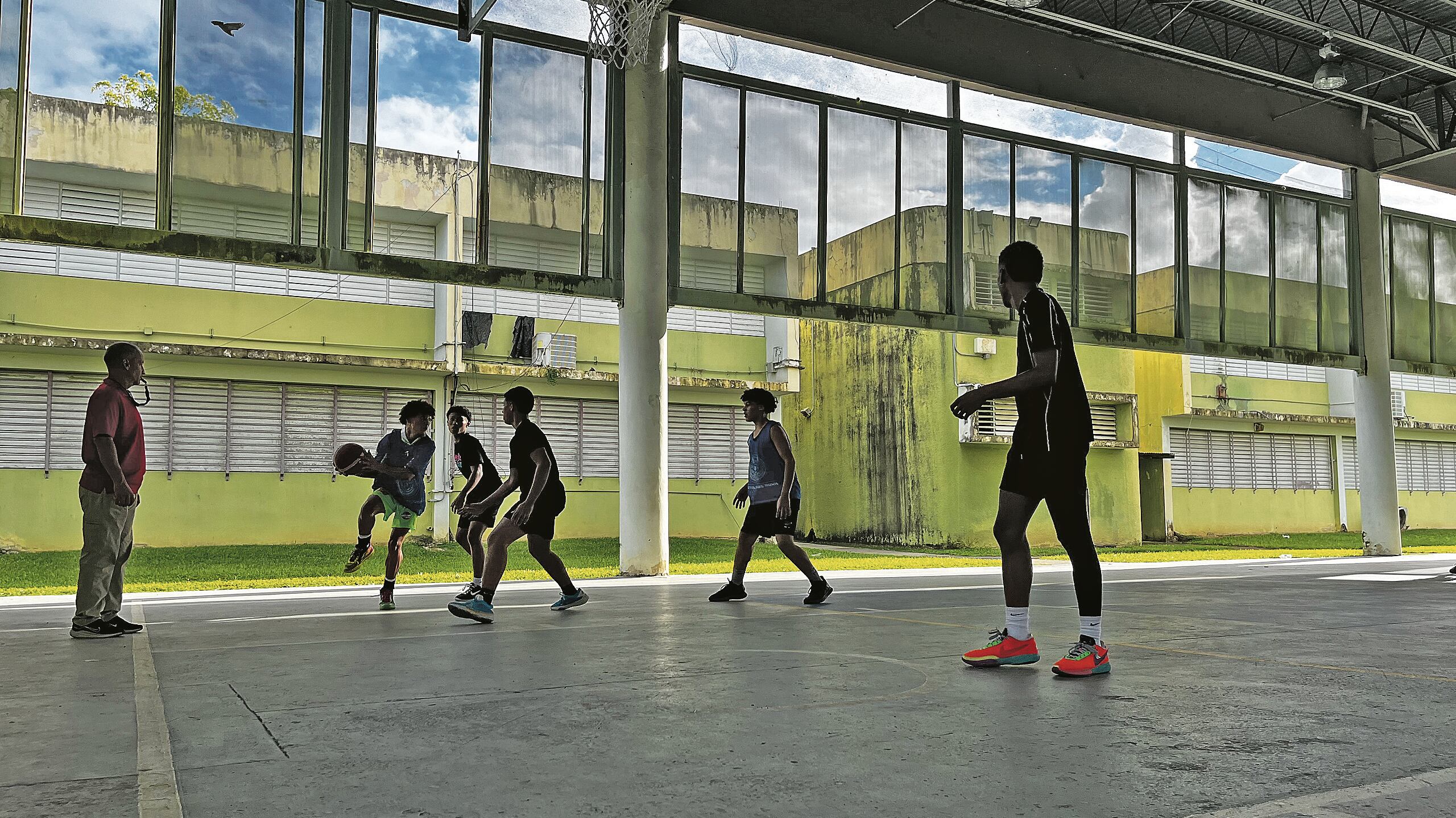 Educación. Estudiantes participan de un torneo intramural en la Escuela Dr. Juan José Maunez Pimentel, en Naguabo. / José M. Encarnación Martínez| Centro de Periodismo Investigativo