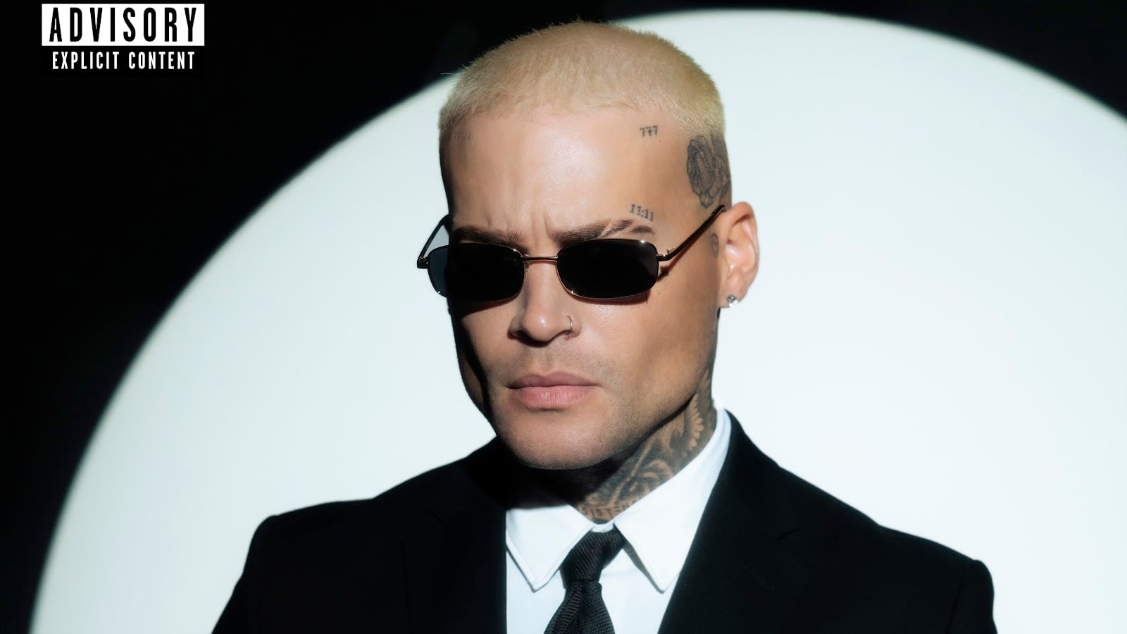 Millo Blanco de iZaak. iZaak con gafas frente a un fondo blanco y negro.