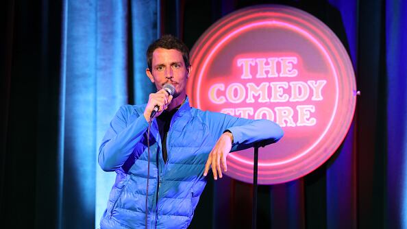 AUSTIN, TEXAS - 14 DE MARZO: Tony Hinchcliffe se presenta en el escenario en A Night at The Comedy Store Stand Up Showcase-2nd Show durante la Conferencia y Festivales SXSW 2022 en Creek and the Cave el 14 de marzo de 2022 en Austin, Texas. (Foto de Errich Petersen/Getty Images para SXSW)