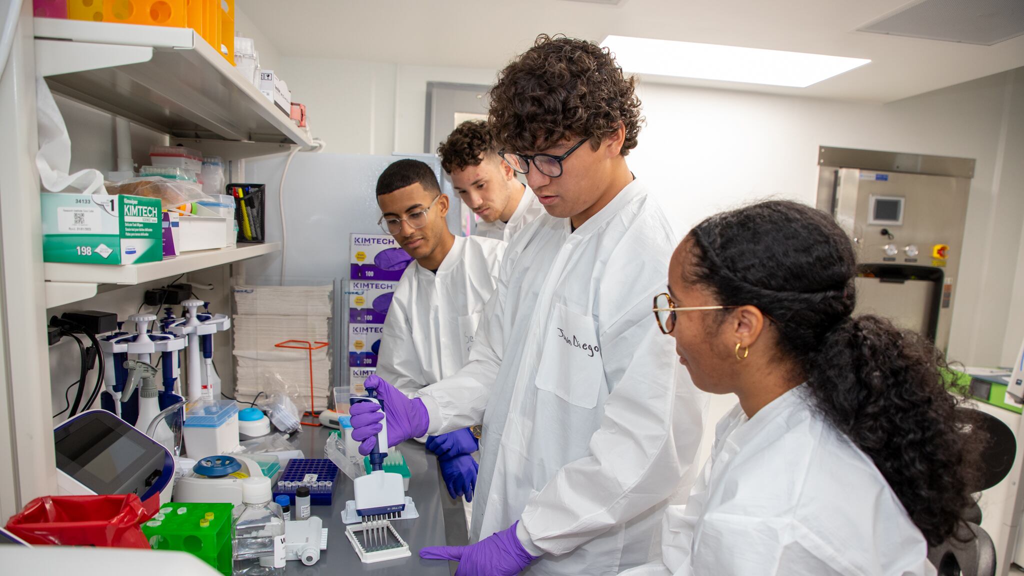 Estudiantes universitarios viven inmersión gratuita en biomanufactura en Puerto Rico