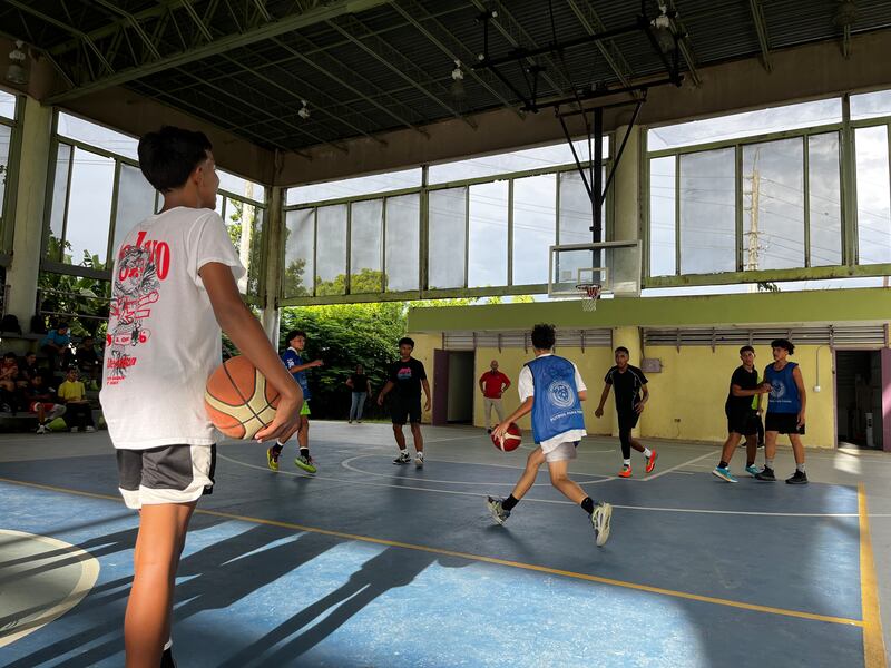 Cancha de la Escuela Superior Dr. Juan José Maunez Pimentel. Foto por José M. Encarnación Martínez | Centro de Periodismo Investigativo.