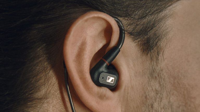 La aplicación TheaterEars ayuda a que cada latino pueda ver películas en su idioma natal por medio de los audífonos.