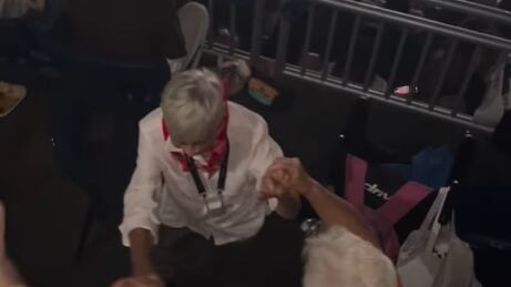 Pareja de abuelitos baila en concierto de Bad Bunny