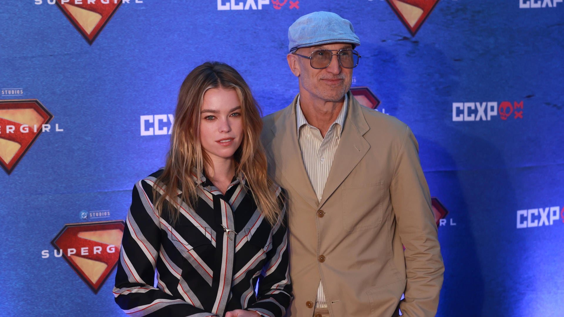 La actriz australiana Milly Alcock (i) y el director Craig Gillespie posan durante el lanzamiento de la película ‘Supergirl’ este domingo, en la CCXP México 2026 en Ciudad de México (México). EFE/ Alex Cruz