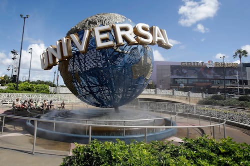 Universal Orlando restablece uso de mascarillas por COVID