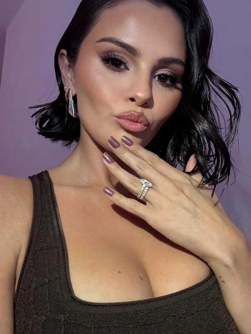 Selena Gomez presume sus uñas bronce