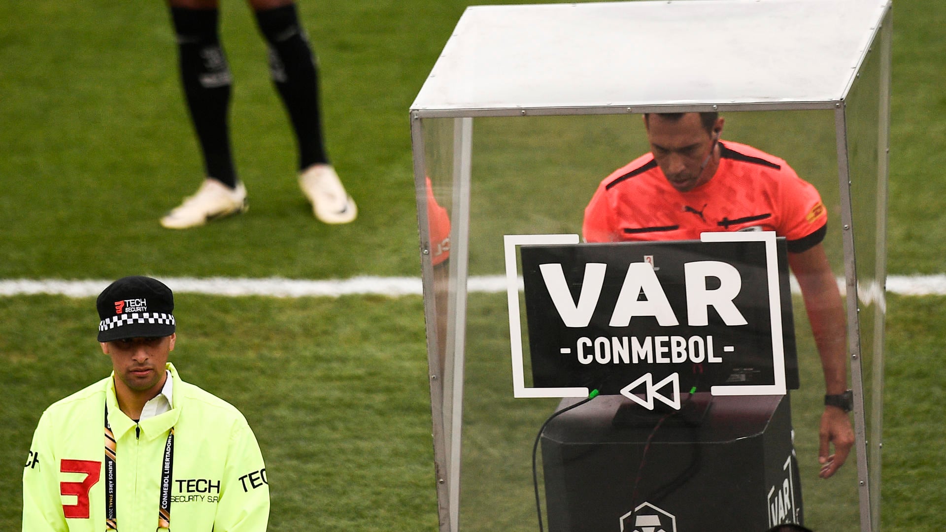 El VAR podrá intervenir antes de que el balón entre en juego en un córner o un tiro libre
