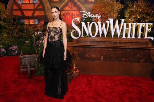 Gal Gadot fue sola a Disneyland para promocionar “Blancanieves” aumentando versiones de quiebre con Rachel Zegler