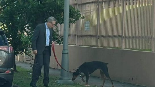 Alejandro García Padilla y su perrita (El Calce)