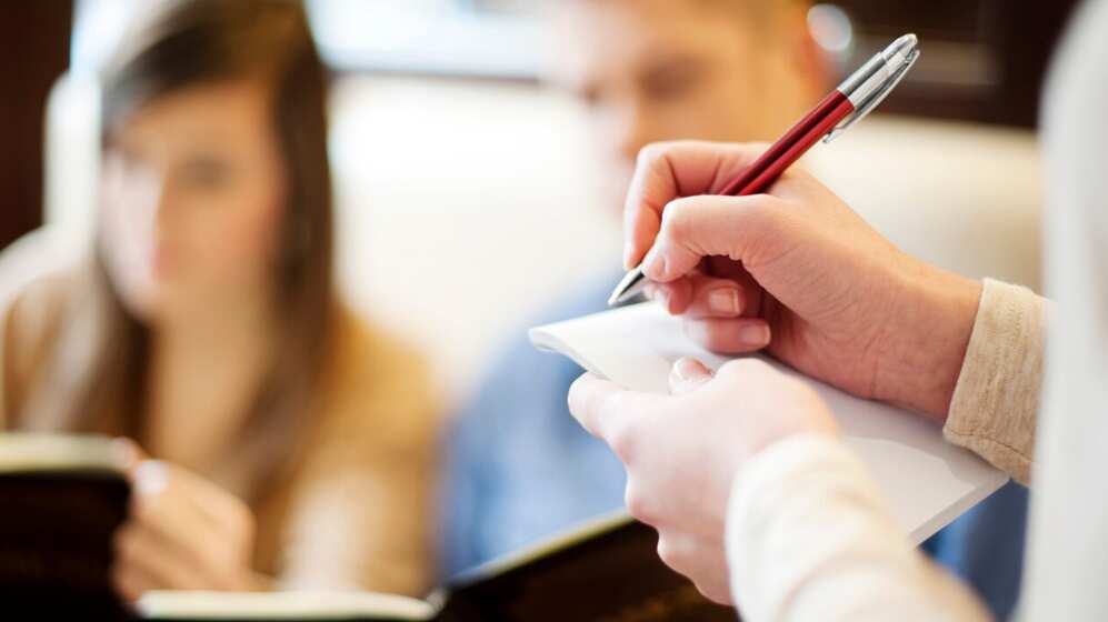 Pareja joven, en, restaurante