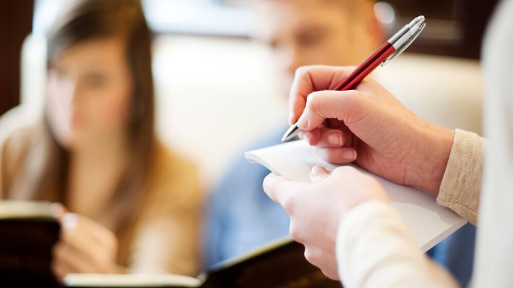 Pareja joven, en, restaurante
