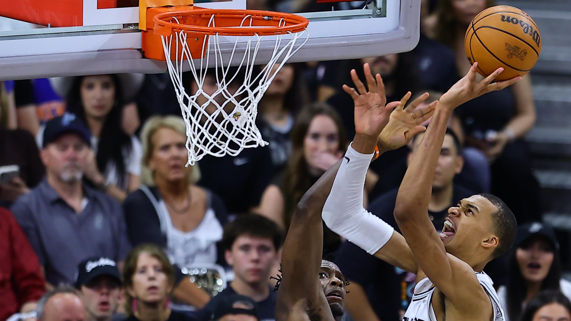 Victor Wembanyama (d), de los Spurs, lanza el balón en el segundo partido de las finales de la NBA entre San Antonio Spurs y New York Knicks en el estadio Frost Bank Center en San Antonio (Estados Unidos). EFE/ Carlos Ramírez