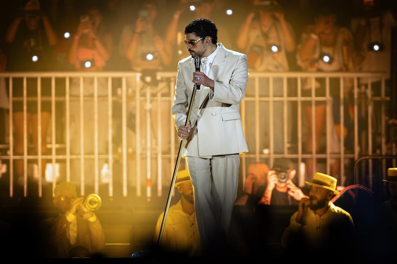 El cantante puertorriqueño Bad Bunny canta durante un concierto de su gira DeBí TiRAR MáS FOToS World Tour este viernes, en el Allianz Parque en Sao Paulo (Brasil). EFE/ Isaac Fontana