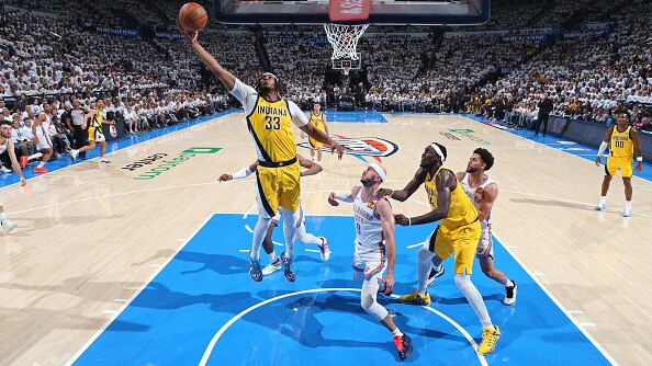 CIUDAD DE OKLAHOMA, OK - 5 DE JUNIO: Myles Turner #33 de los Indiana Pacers captura un rebote durante el partido contra los Oklahoma City Thunder en el Juego 1 de las Finales de la NBA 2025, el 5 de junio de 2025 en el Paycom Center en Ciudad de Oklahoma, Oklahoma.