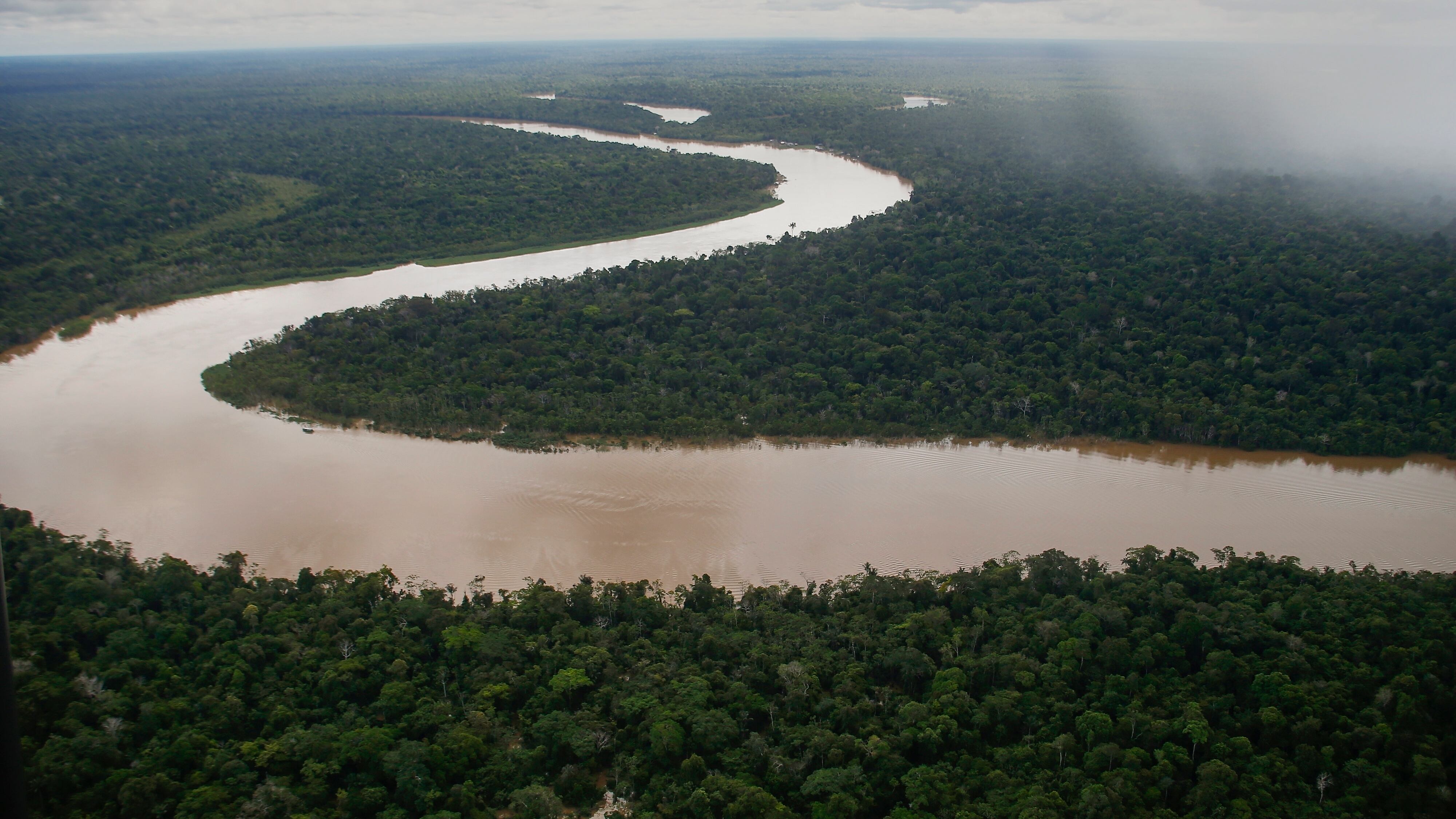 El río Itaquai atraviesa el territorio indígena del Valle de Javari, en Atalaia do Norte, estado de Amazonas, Brasil (AP).