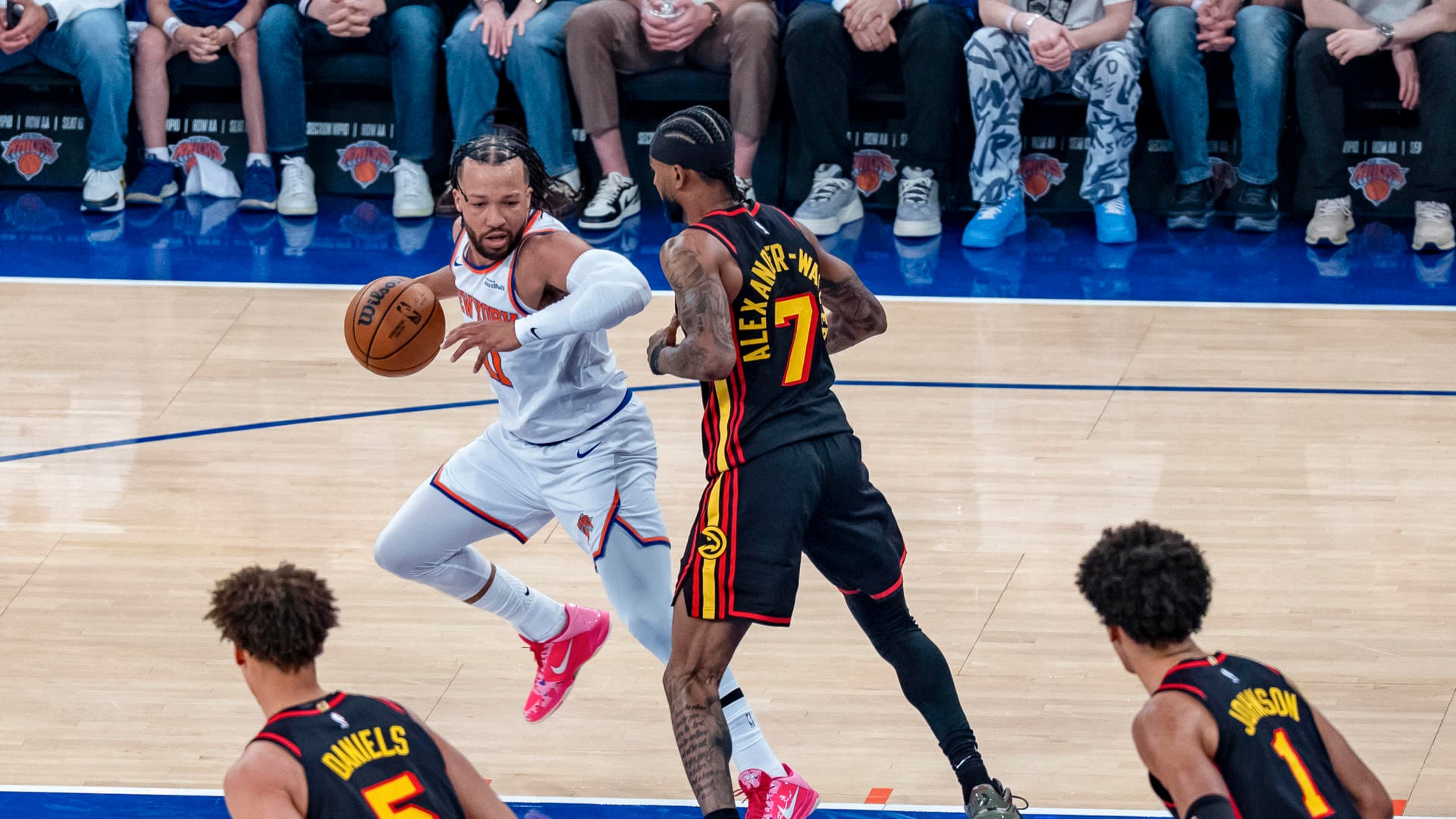 Jalen Brunson (c-i), de los Knicks, disputa el balón con Nickeil Alexander-Walker, de los Hawks, durante el primer juego de los Playoffs entre los New York Knicks y los Atlanta Hawks en el Madison Square Garden en Nueva York (EE.UU.). EFE/Ángel Colmenares