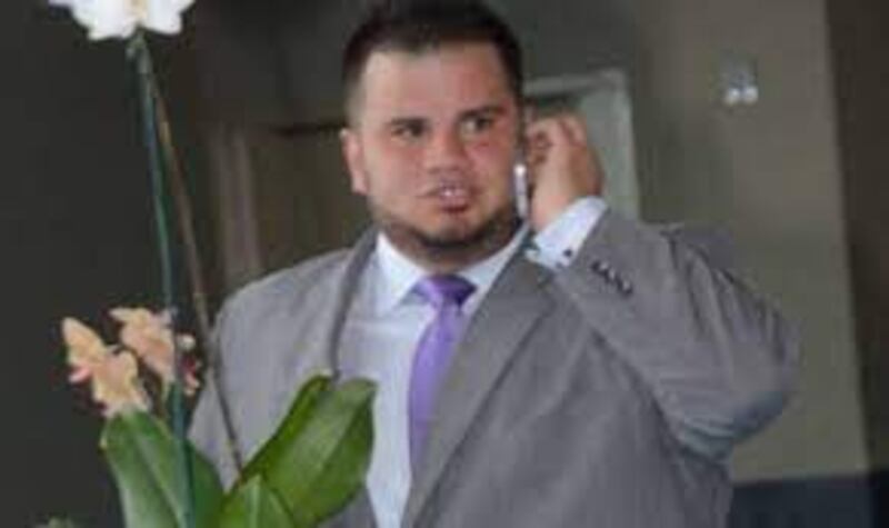 Jay Fonseca disimulando que se estaba llevando un centro de mesa para regalárselo a alguna jeva.