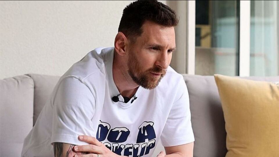 Messi conversa con la prensa sobre su futuro futbolístico en Estados Unidos.