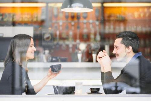 Usuarios de Tinder señalan los motivos de banderas rojas en una primera cita