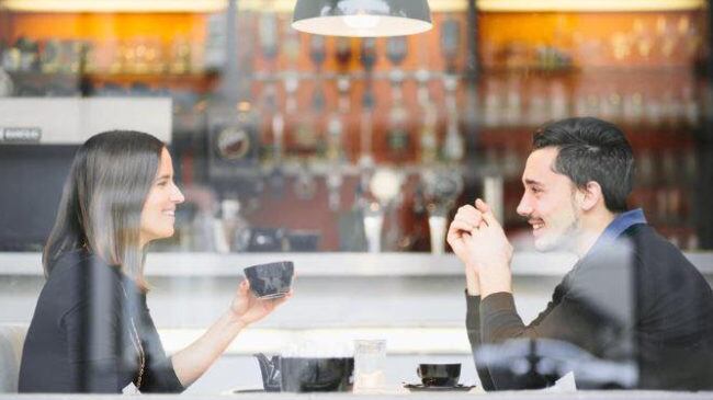 Tinder sugiere como primera cita ir a tomar un café y no emborracharse.