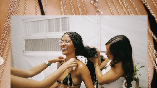 Vocalista de Chuwi utiliza accesorios de D29 para residencia de Bad Bunny