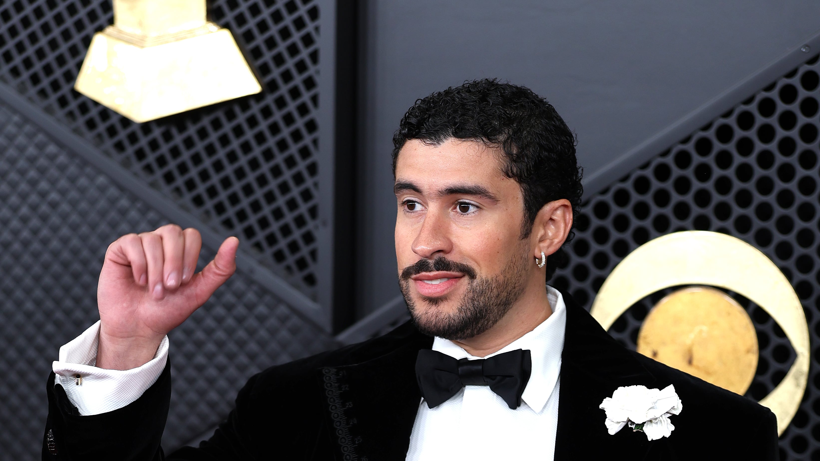 El cantante puertorriqueño de música urbana Bad Bunny posa en la alfombra roja de la 68º edición de los premios Grammy este domingo, en Los Ángeles (Ca, EE.UU.). EFE/ Octavio Guzmán