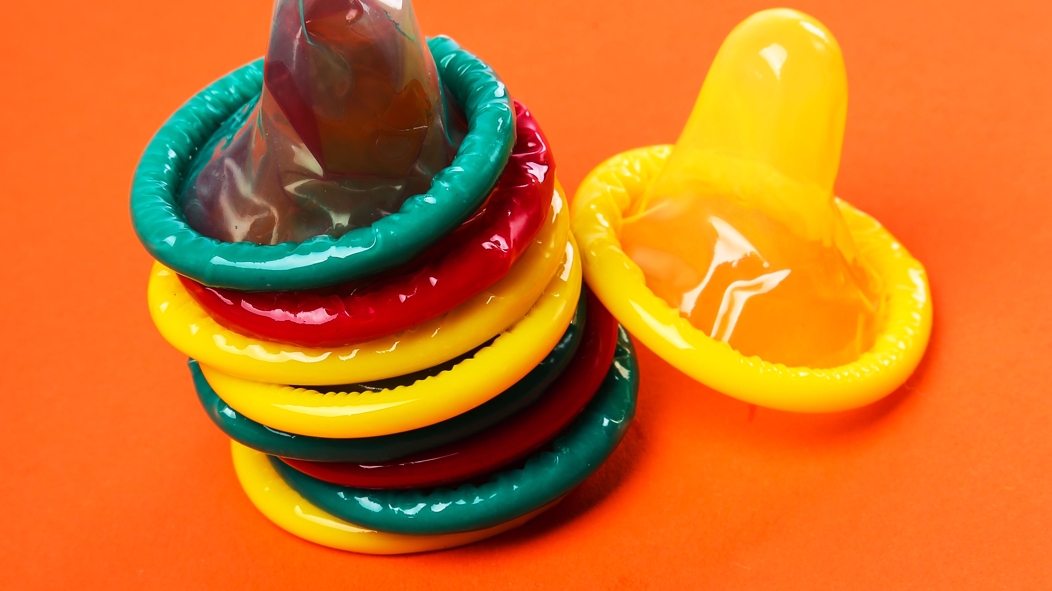 El condón que cambia de color es un prototipo en desarrollo para detectar enfermedades de transmisión sexual.