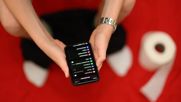 El hombre perdió parte de su intestino tras horas en el inodoro con el celular