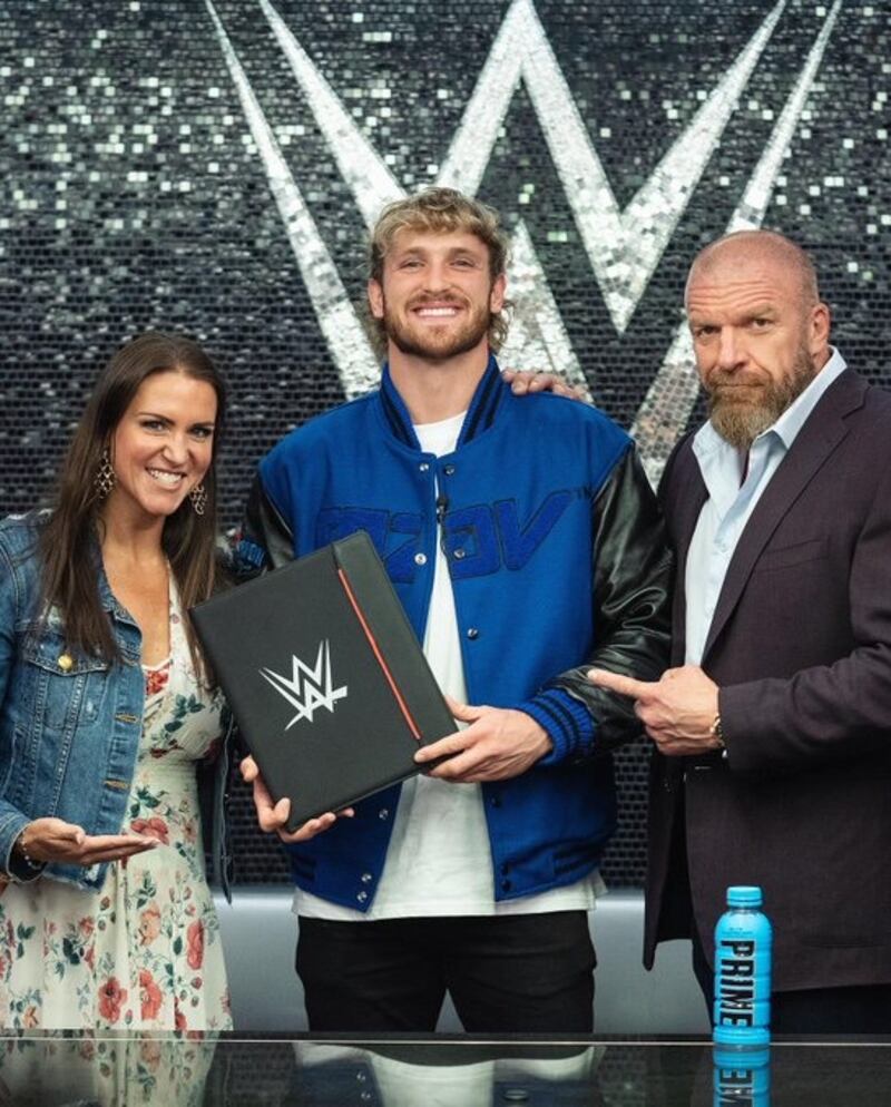 Logan Paul junto al COO de la WWE, Triple H y la Co-CEO de la WWE, Stephanie McMahon, el día de su firma de contrato con la WWE.