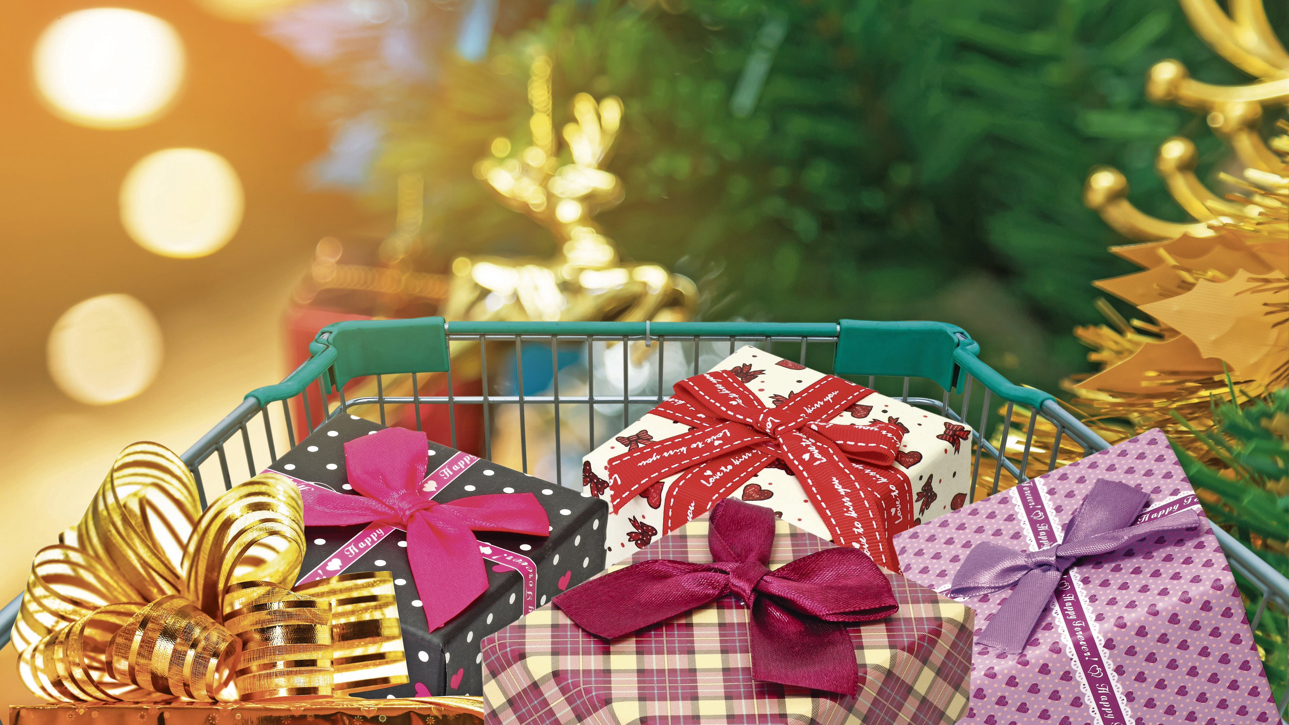 Regalos de Navidad y regalos en carrito de compras con luces borrosas